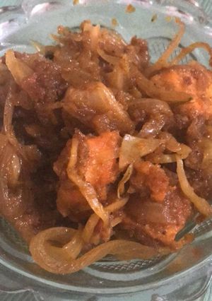 A picture of Fried onion paneer.