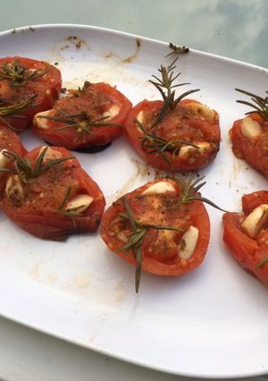 Une photo de Tomates à l'ail mariné,romarin et épices