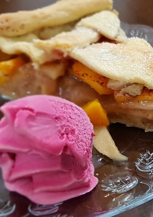 A picture of Peach & Apple pie تورطة التفاح و الدراق.