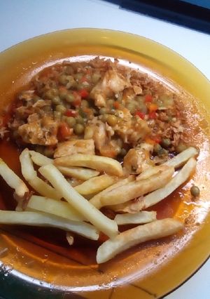 Una foto de Pollo con jardinera, ajo y perejil🐥🐣🐥🐣🐥🐣🐥
