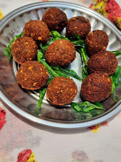 மட்டன் கோலா உருண்டை(mutton kola urundai recipe in tamil) செய்முறை முக்கிய புகைப்படம்
