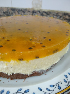 Una foto de Cheesecake de chocolate blanco y maracuyá
