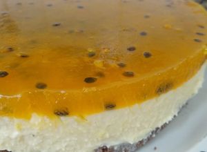 Una foto de Cheesecake de chocolate blanco y maracuyá