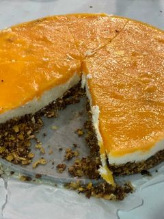 Una foto de 🎂 Tarta crujiente de queso 🧀 y melocotones 🍑