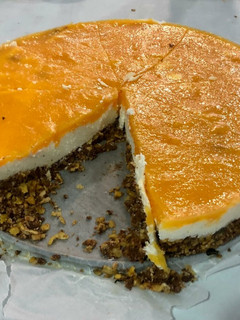 Una foto de 🎂 Tarta crujiente de queso 🧀 y melocotones 🍑