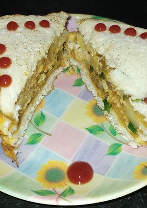 A picture of লেয়ার স‍্যান্ডুইচ (Leyar Standwich Recipe in Bengali).