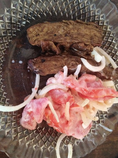 Una foto de Vacío con salsa de ajo y soja, ensalada de tomate y cebolla