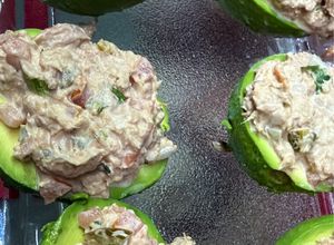 Una foto de Aguacates rellenos de atún
