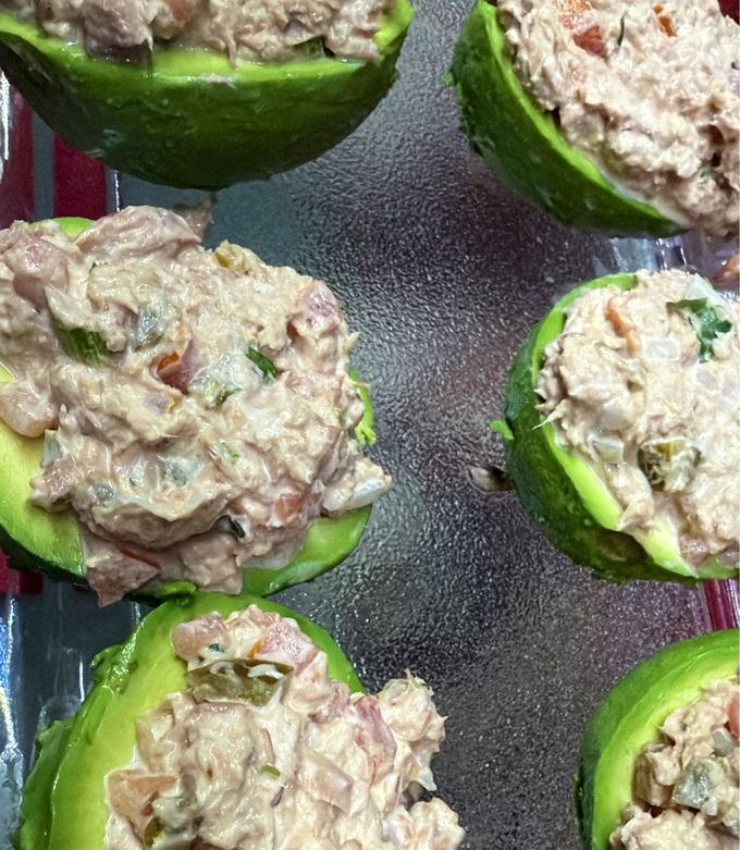 Una foto de Aguacates rellenos de atún