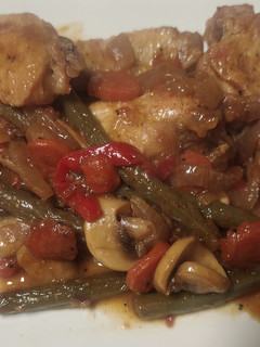 Una foto de Pollo con verduras