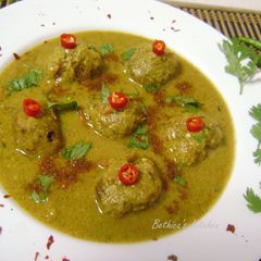 A picture of KanchKolar Kofta Torkari (Raw Banana Kofta Curry).