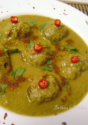 A picture of KanchKolar Kofta Torkari (Raw Banana Kofta Curry).