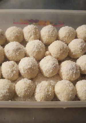 Una foto de Trufas de leche, coco y frutas secas