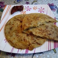 A picture of Lachcha Aloo Paratha.