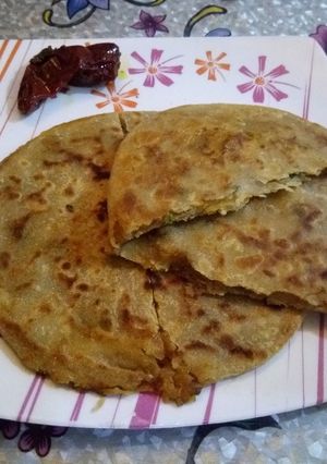 A picture of Lachcha Aloo Paratha.