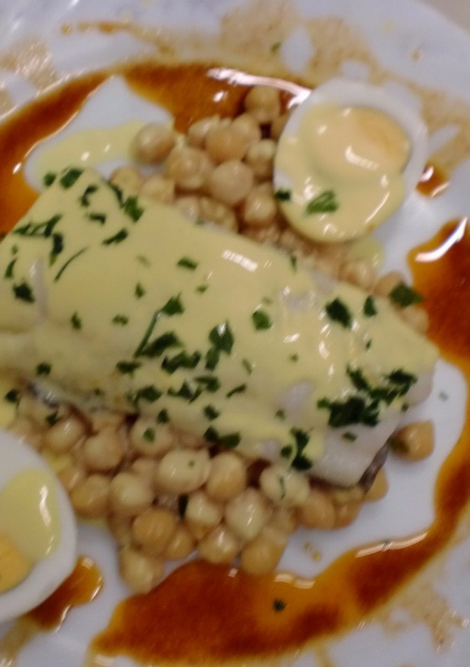 Una foto de Bacalao con garbanzos en salsa de nata