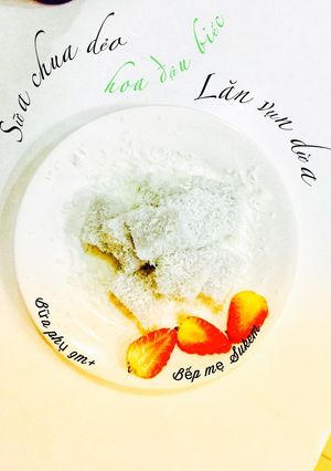 Hình của món Sữa chua dẻo hoa đậu biếc lăn vụn dừa.