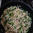 Pollo deshebrado con cebolla y cilantro