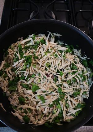 Una foto de Pollo deshebrado con cebolla y cilantro
