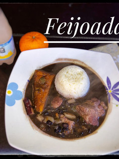 Una foto de Feijoada (cazuela de porotos negros)