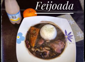 Una foto de Feijoada (cazuela de porotos negros)
