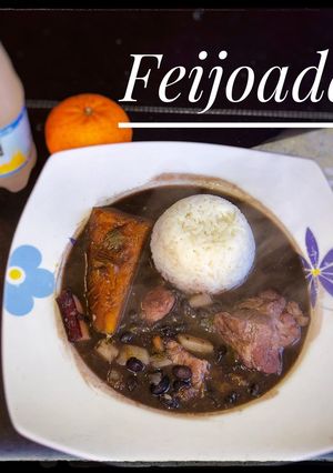 Una foto de Feijoada (cazuela de porotos negros)