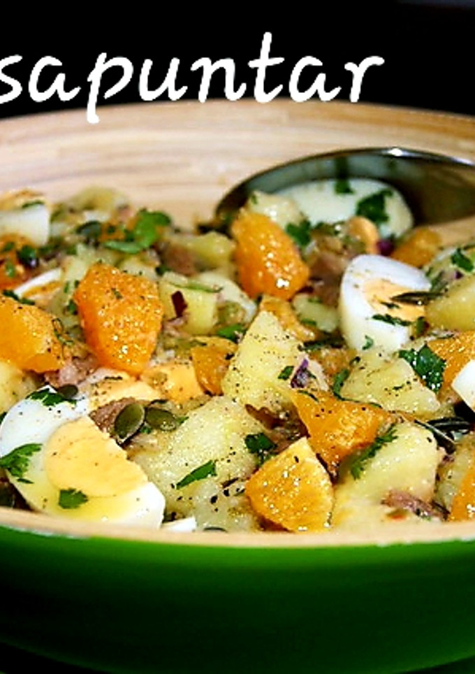 Una foto de Ensalada campera de tollina con naranja 🐟 🍊 🫒