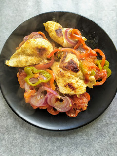 Una foto de Filetes de pollo con verduras en papillote