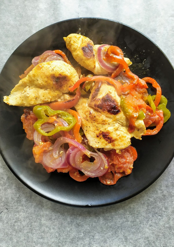 Una foto de Filetes de pollo con verduras en papillote
