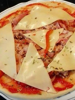 Una foto de La otra Pizza esta de atún y mass!!