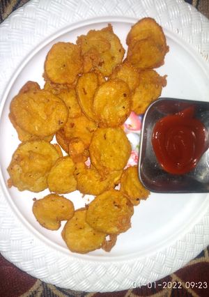 आलू के पकौड़े (aloo ke pakode recipe in Hindi) रेसिपी मुख्य फोटो