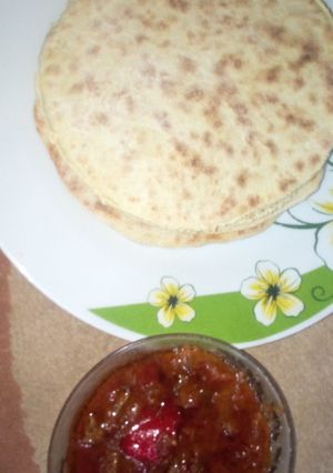 A picture of Chapati with shredded meat sauce.