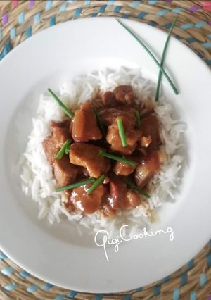 Une photo de Porc au caramel et son riz Thaï