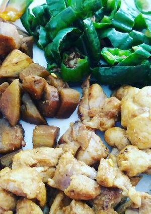 Foto principal de Pollo con berenjenas y pimientos verde padrón