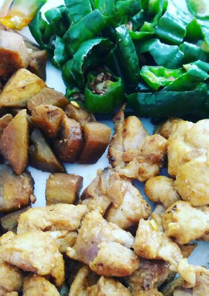 Una foto de Pollo con berenjenas y pimientos verde padrón