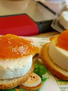 Una foto de Queso de cabra con mermelada