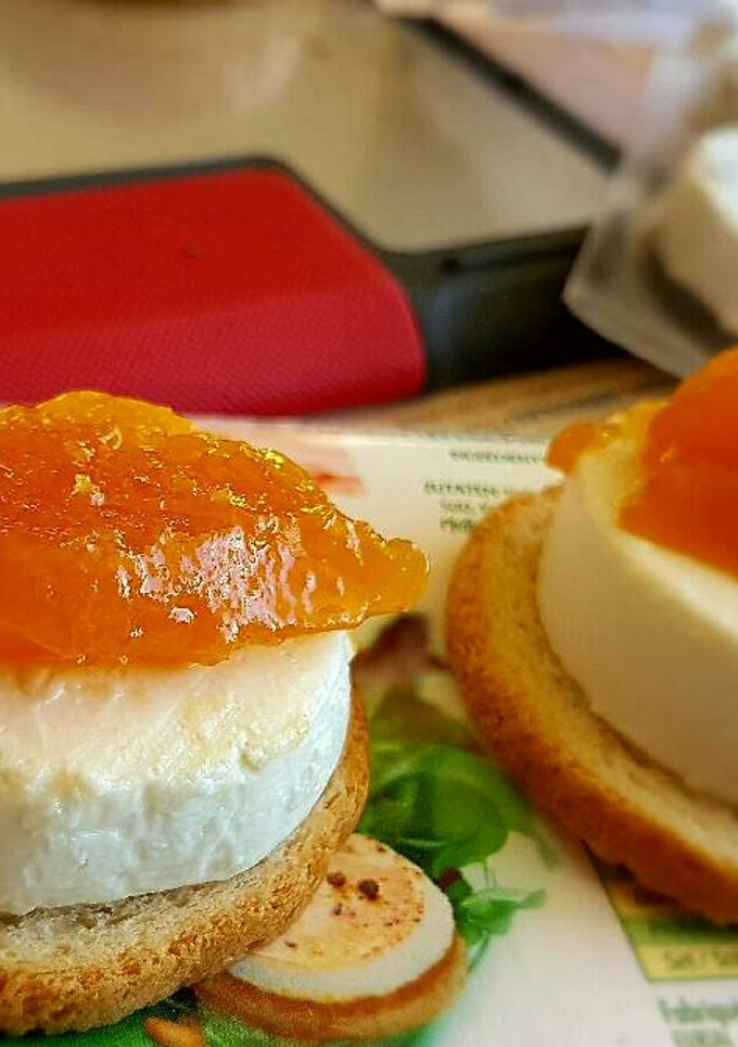 Una foto de Queso de cabra con mermelada
