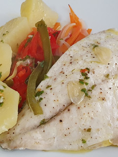 Una foto de Lomos de dorada al papillote con salsa de limón