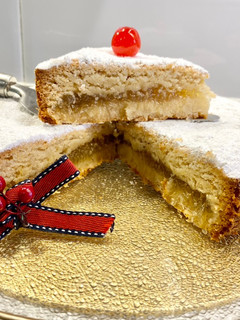 Una foto de Pastel con manteca, licor y cabello de ángel