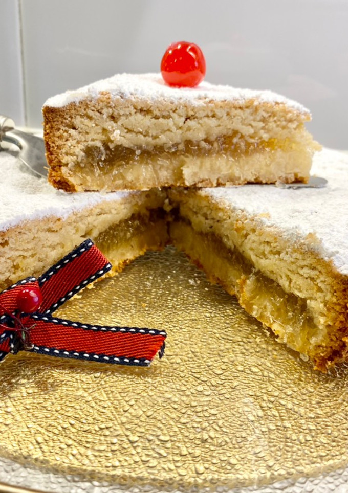 Una foto de Pastel con manteca, licor y cabello de ángel