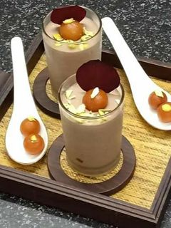 गुलाब जामुन चॉकलेट मूस (Gulab jamun chocolate mousse recipe in Hindi) रेसिपी मुख्य फोटो