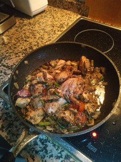 Una foto de Pollo frito con espárragos y morcilla