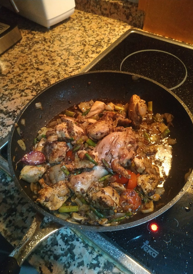 Una foto de Pollo frito con espárragos y morcilla