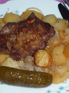 Tepsis tarja krumplival, hagymával recept fotója