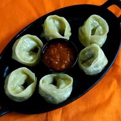 A picture of Schezwan steamed momos.
