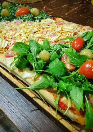 Una foto de 1/2 metro de pizza combinada