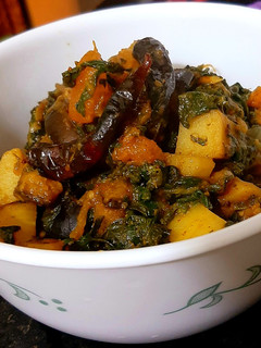 आलू बैगन पालक की सब्जी (Aloo baingan palak ki sabzi recipe in hindi) रेसिपी मुख्य फोटो