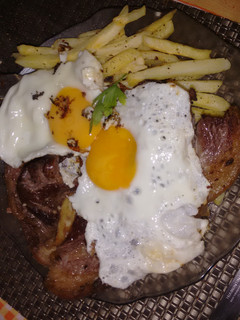 Una foto de Bifes a caballo🍟🍳