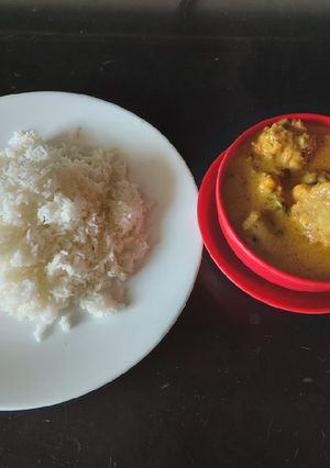 A picture of Curry pakora with boil rice.