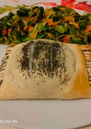 Foto di Hamburger in crosta con semi di papavero e contorno di verdure miste